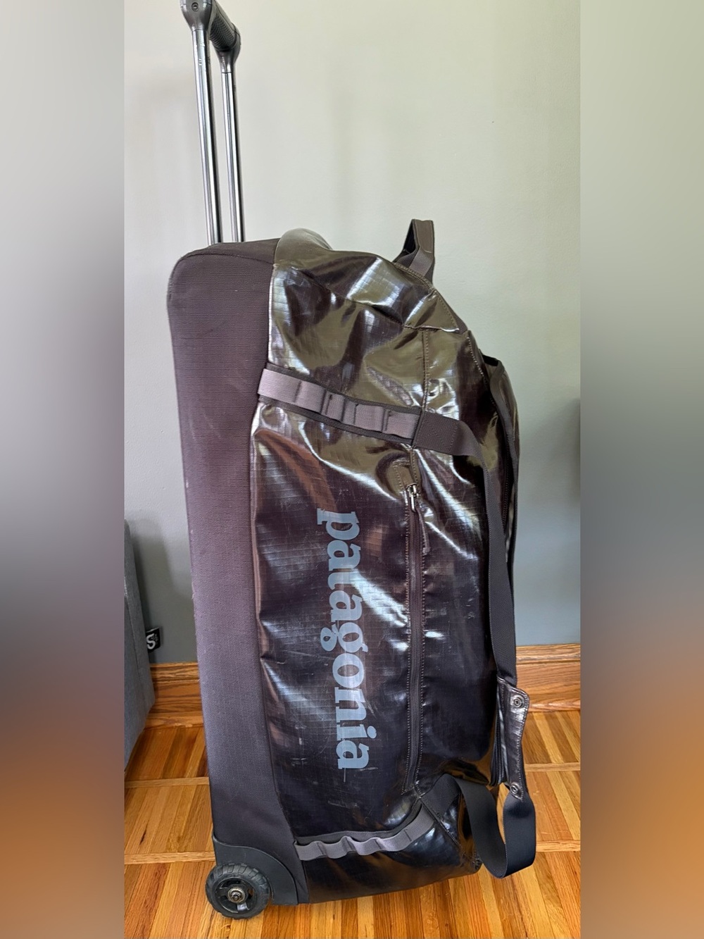 Patagonia Black Hole Wheeled Duffel 120L-glossy black